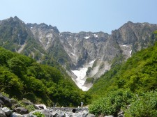 みなかみのシンボル谷川岳・一ノ倉沢は日本3大岩壁の一つ。手つかずの自然を楽しめるハイキングコースとしても人気。